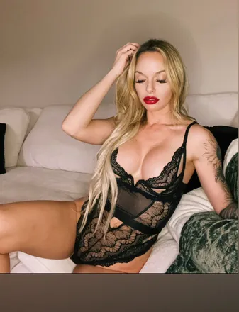 OnlyFans cuenta carliewithcream header 2