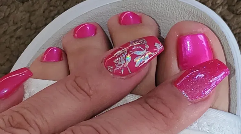 OnlyFans cuenta prettyhandsntoes header 2