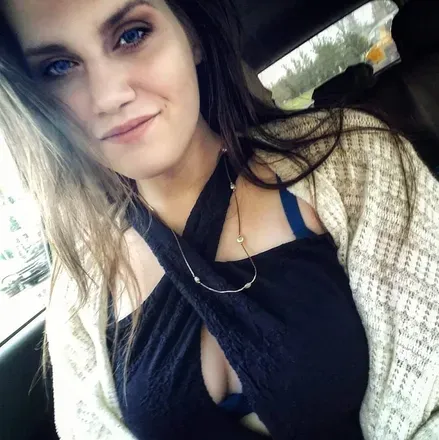 OnlyFans cuenta blueeyesthickthighs98 avatar 1