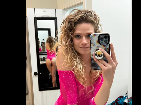 OnlyFans cuenta peelinofflikeclementine header 2