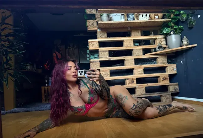 OnlyFans account  lea_katz header 2