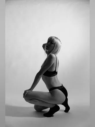 OnlyFans cuenta mellyvenelly header 2