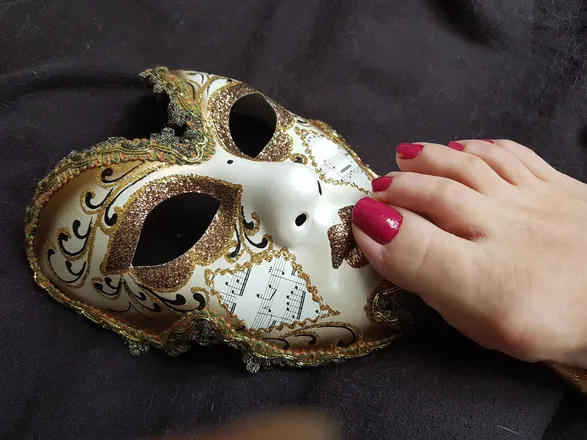 OnlyFans cuenta themaskedfootgodess header 2