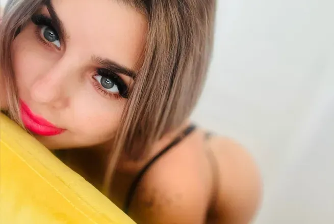 OnlyFans cuenta cherrybombixxx header 2