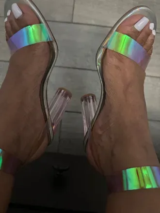 OnlyFans cuenta prettylittlefeetme header 2