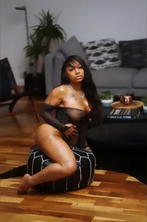 OnlyFans cuenta therealnikkienecole header 2
