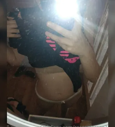 OnlyFans cuenta rosesarerose2 avatar 1