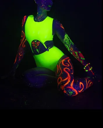 OnlyFans cuenta devil_wears_neon header 2