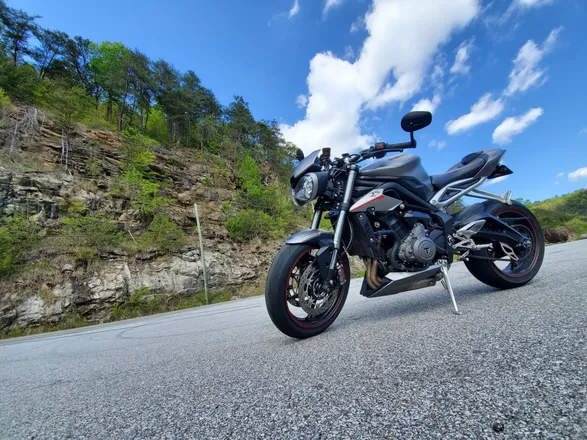 OnlyFans cuenta triumph765 header 2