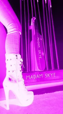 OnlyFans cuenta madamskye666 header 2